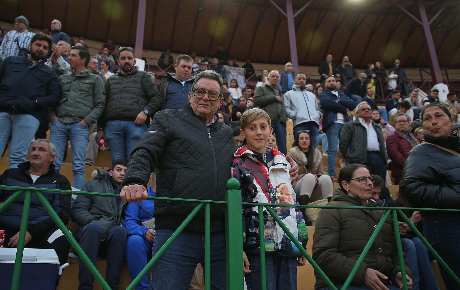 Ambiente en la plaza de toros El Arenal en La Línea