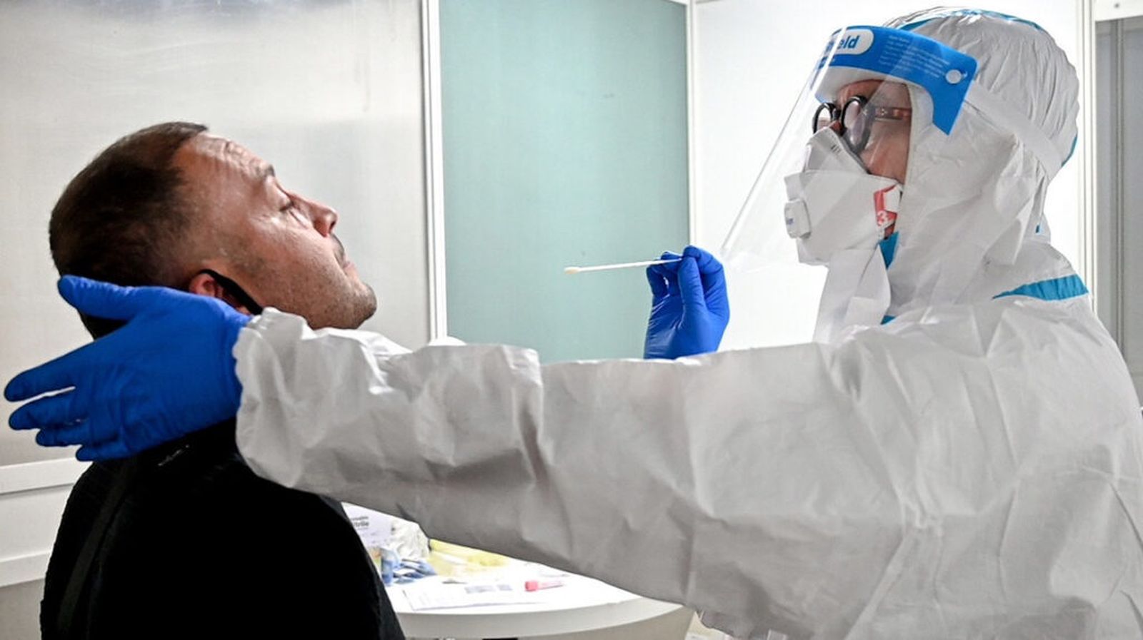 Un ciudadano se dispone a someterse a una prueba PCR