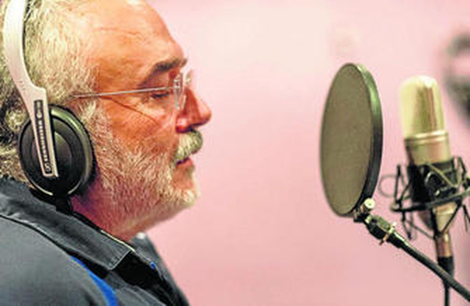 El artista onubense Pablo Sycet (Gibraleón, 1953), durante una sesión de grabación.