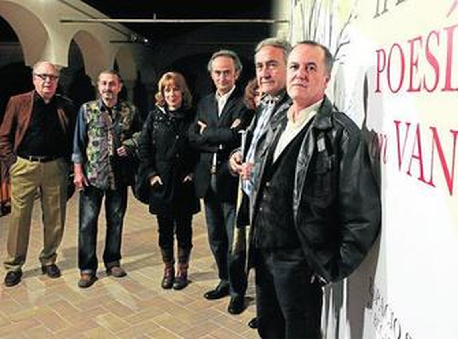 Juan Cobos Wilkins, en primer plano, y los otros ponentes de la última sesión de 'Poesía en Vandalia'.