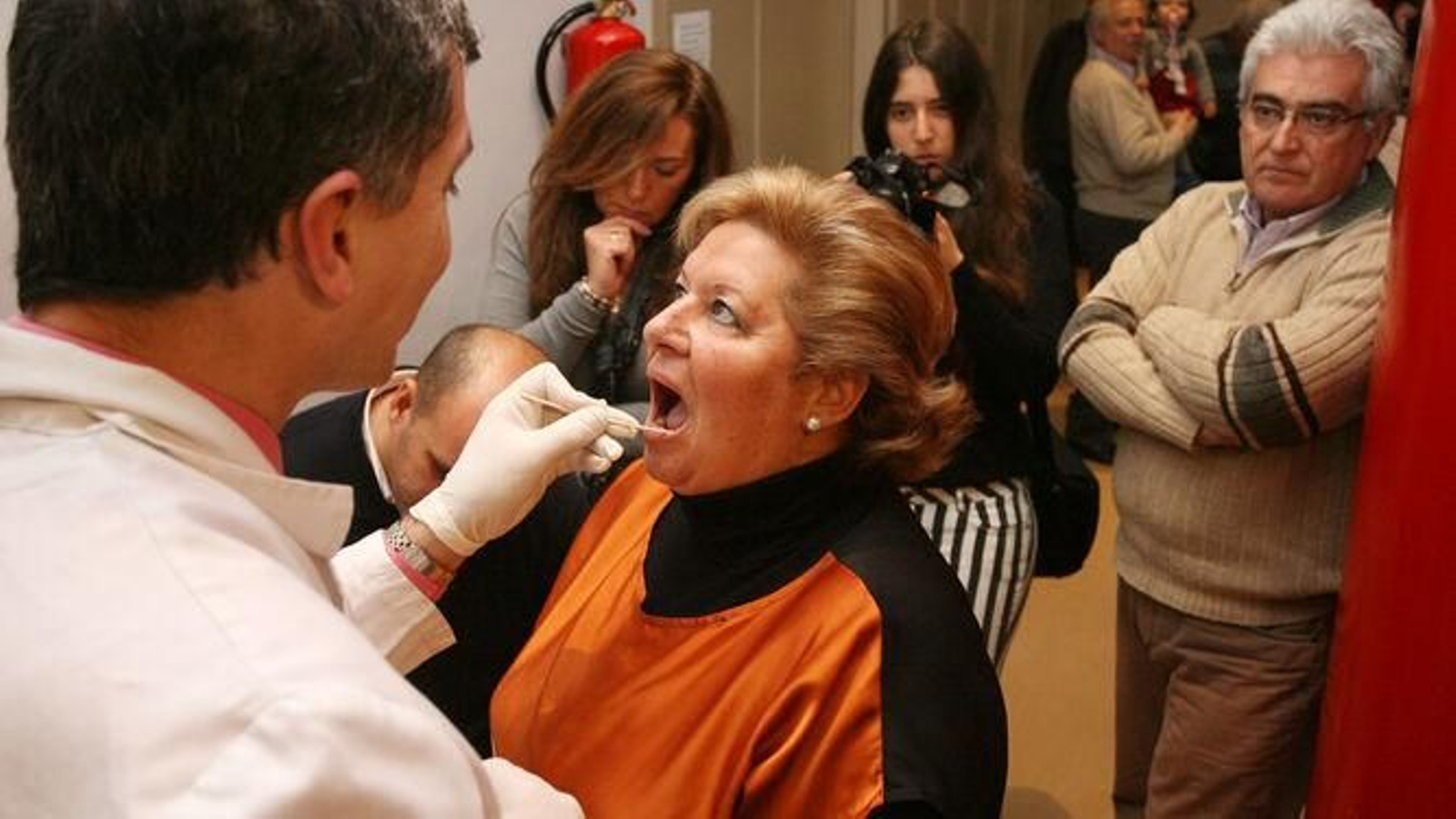 Una extracción de ADN a una madre de bebés robados en Sevilla