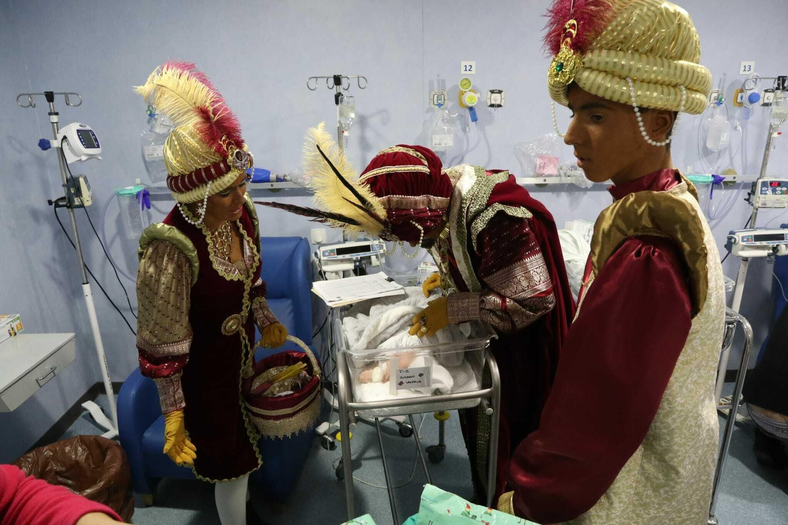 Los Reyes Magos de Cádiz visitan el hospital Puerta del Mar