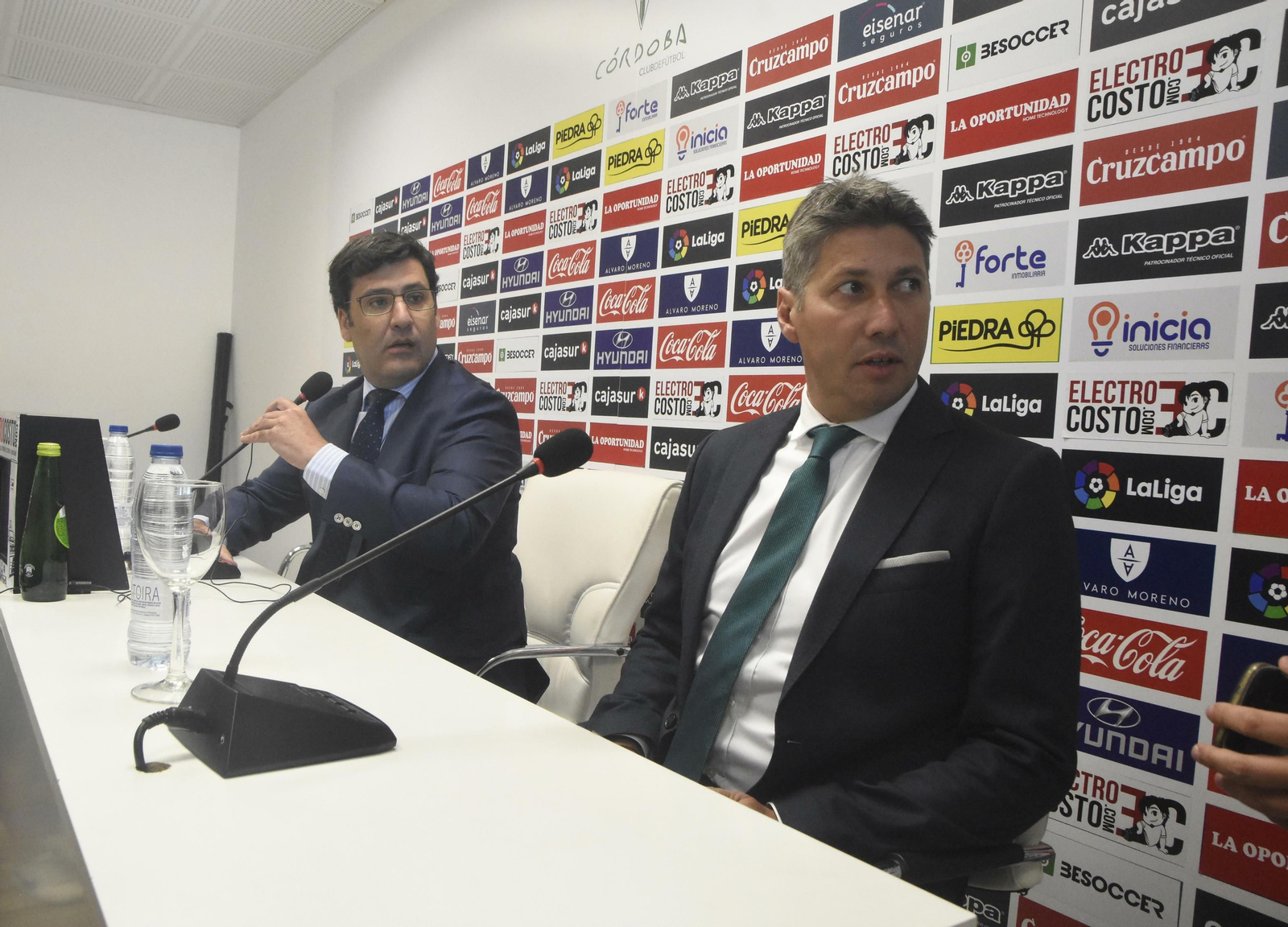 Jesús León y Alfonso Serrano, durante la presentación del director deportivo blanquiverde.
