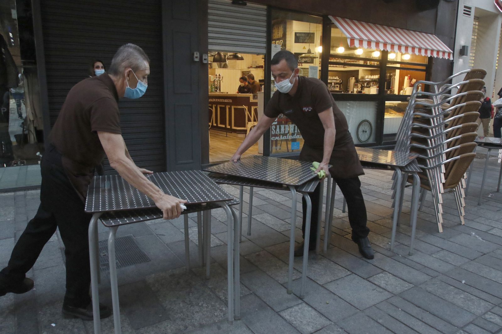 La primera tarde de cierre de bares y comercio en Córdoba, en fotografías