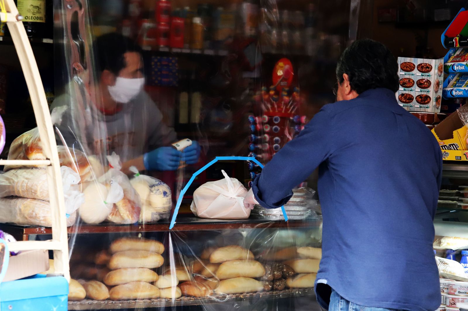 Imágenes de la actividad en las pequeñas tiendas de alimentación, fruterías y pescaderías