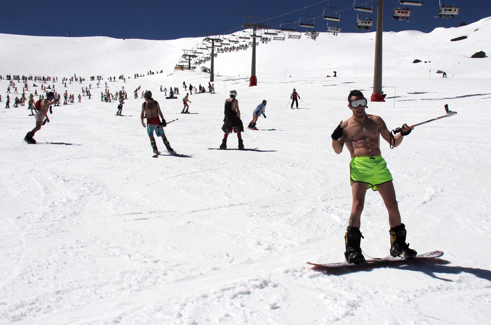 Sierra Nevada, de fiesta de la primavera con la bajada en bañador