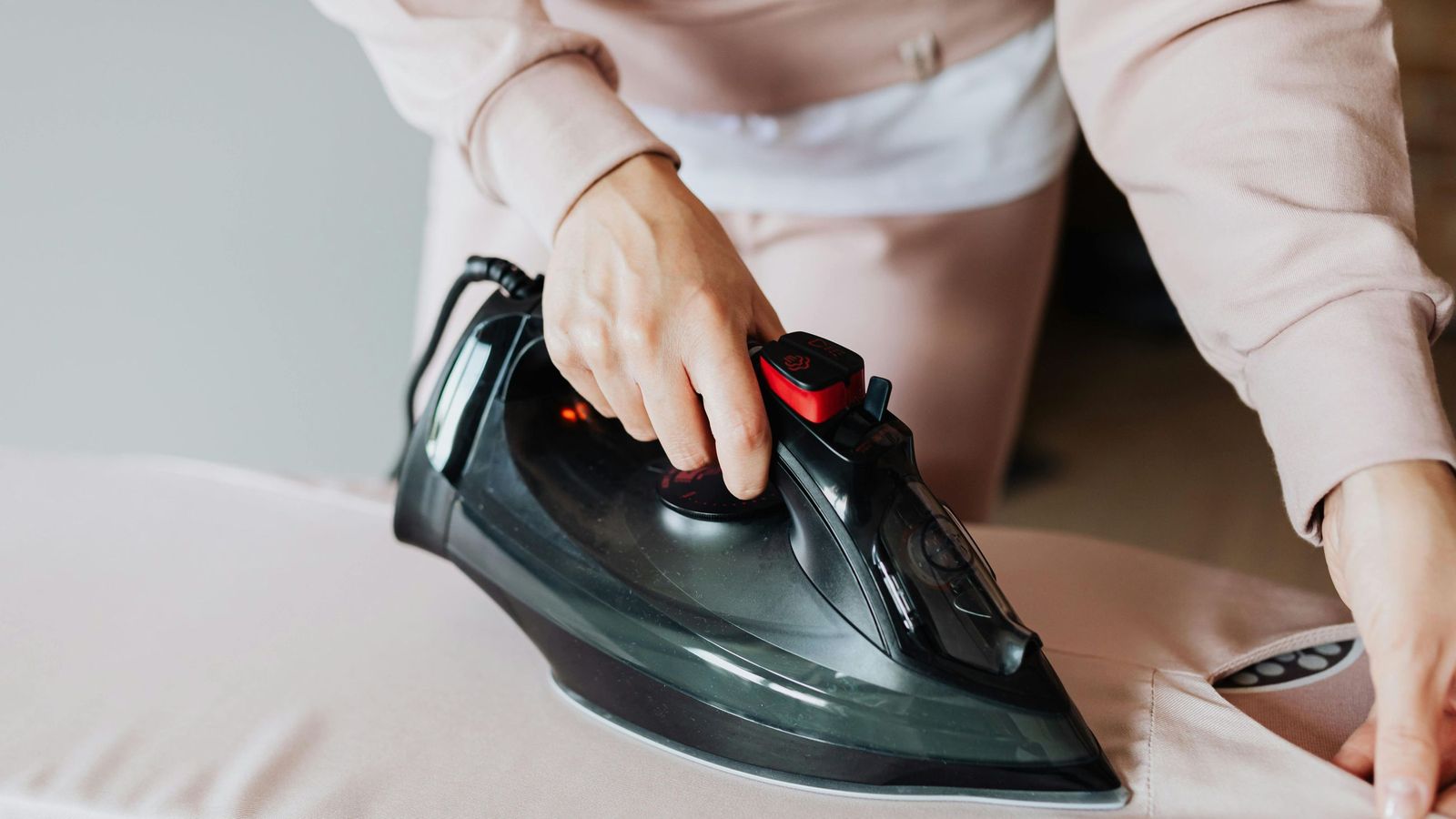 Consigue resultados profesionales en casa con los centros de planchado más eficientes y despídete de las arrugas