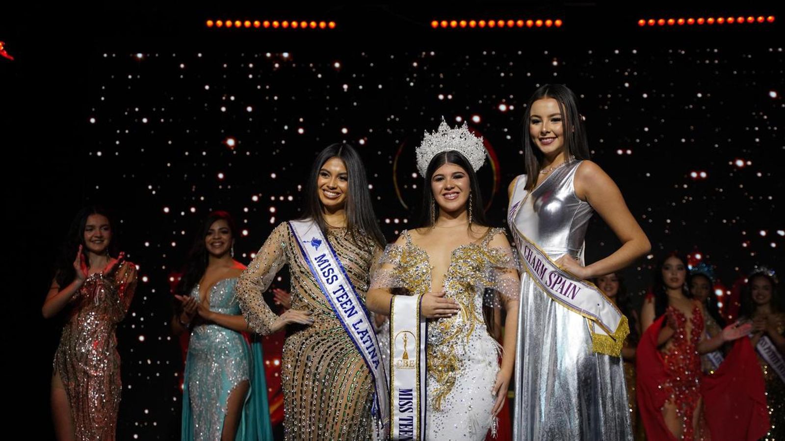 Angie en el escenario junto a las ganadoras de otras categorías.