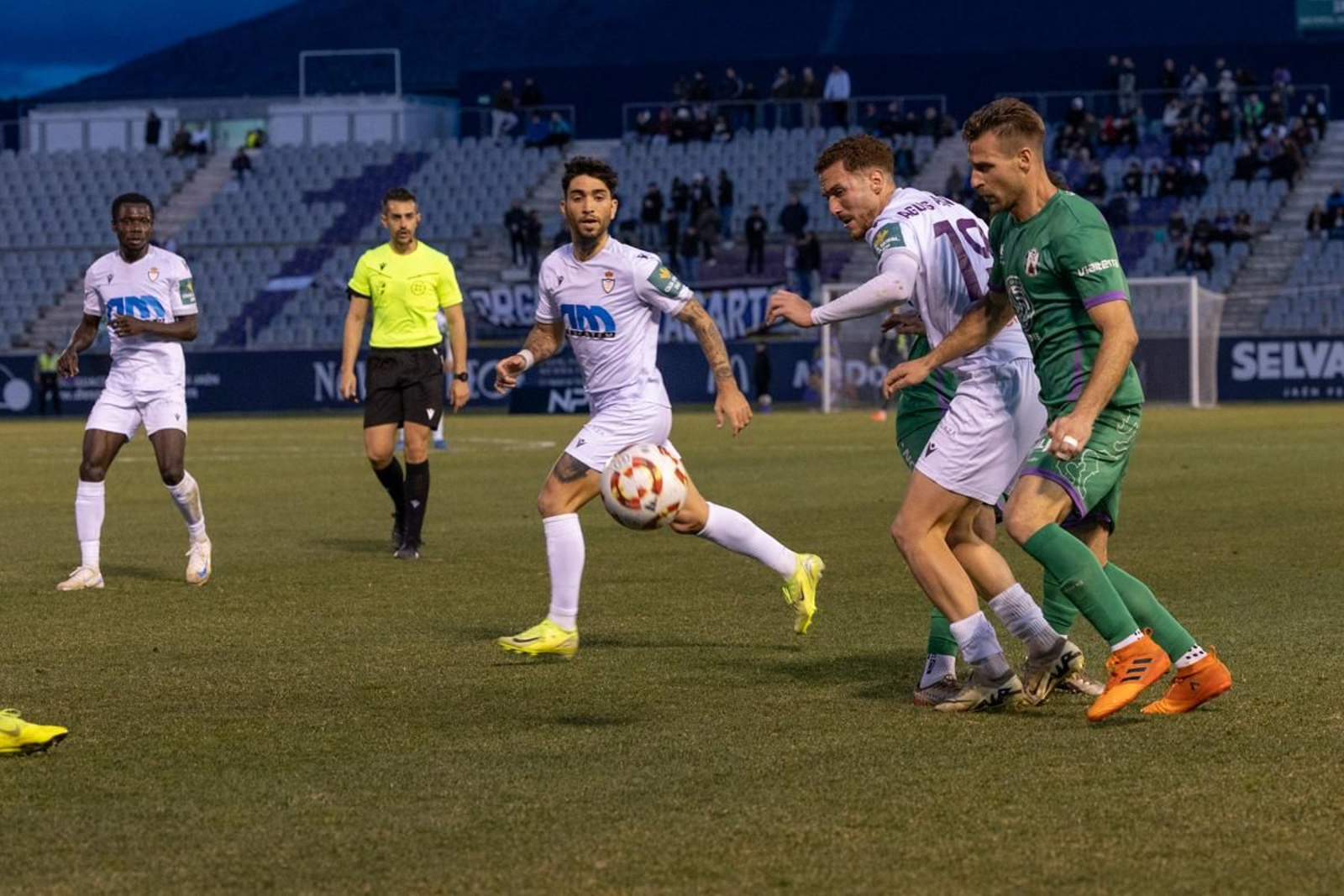 La emoción del triunfo in extremis del Real Jaén ante el Atlético Mancha Real, en imágenes