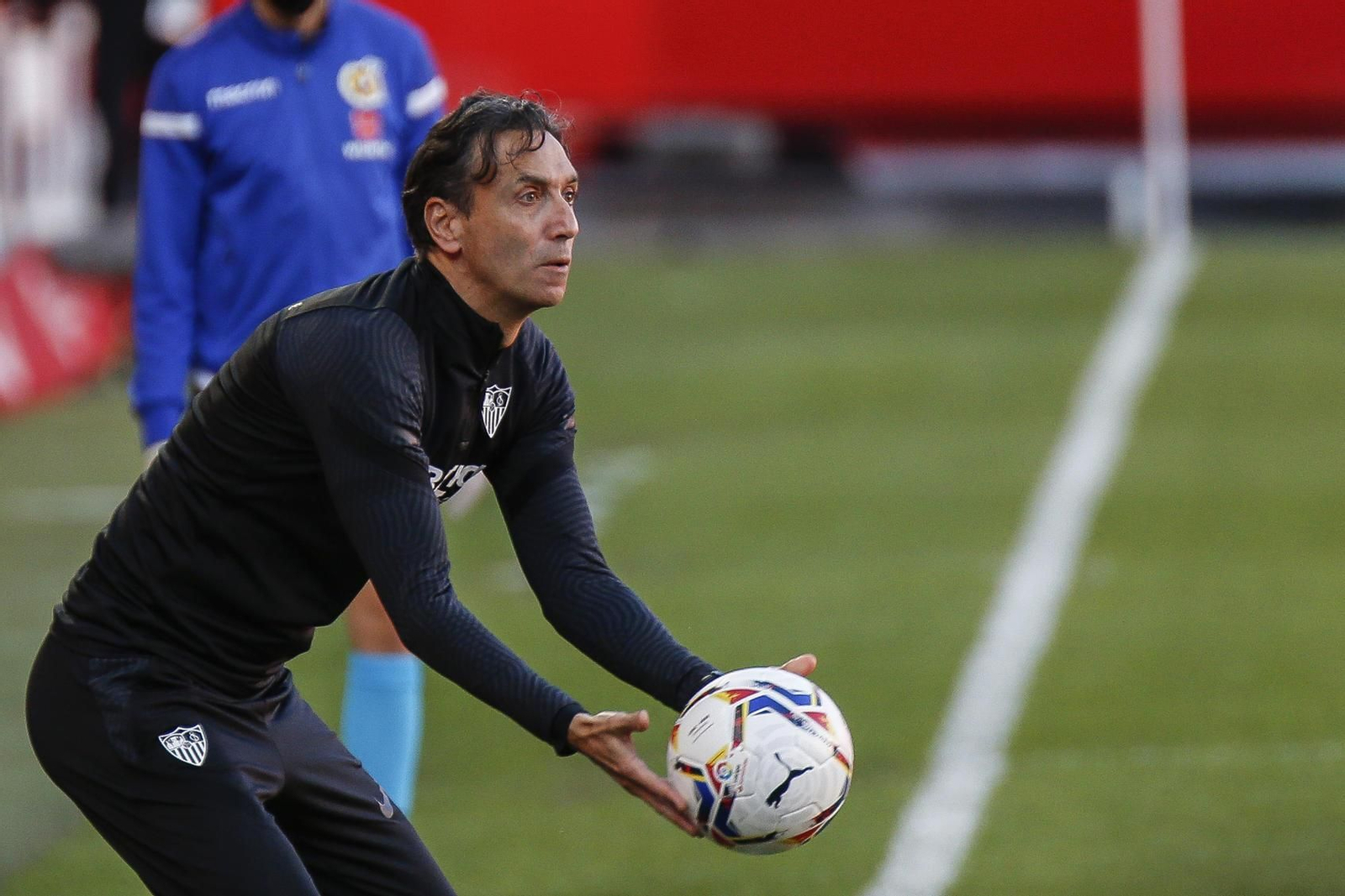 Pablo Sanz, activo en la banda durante un partido.