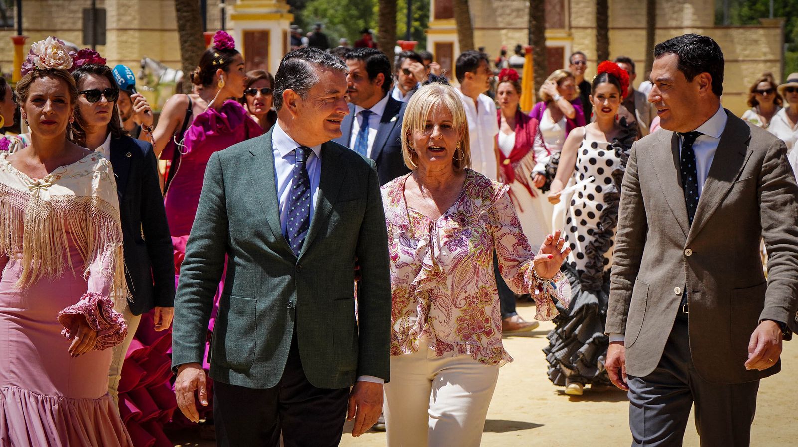 Juanma Moreno se pasea por la feria de Jerez 2023