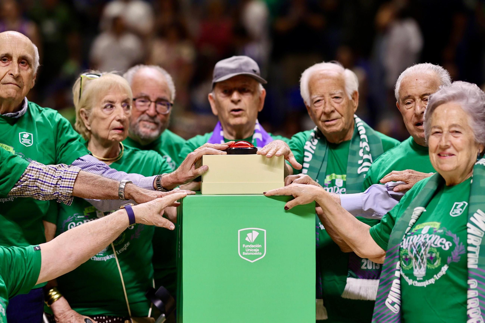 Los abonados más veteranos del Unicaja despliegan la bandera de campeón de la BCL