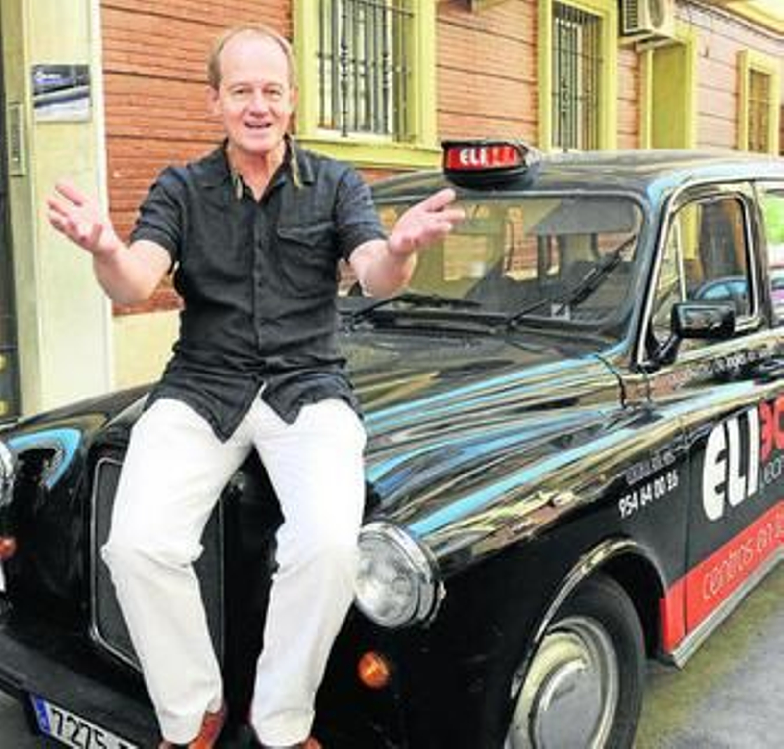 Richard Johnson posa junto al taxi que han equipado para celebrar los 30 años de la academia.