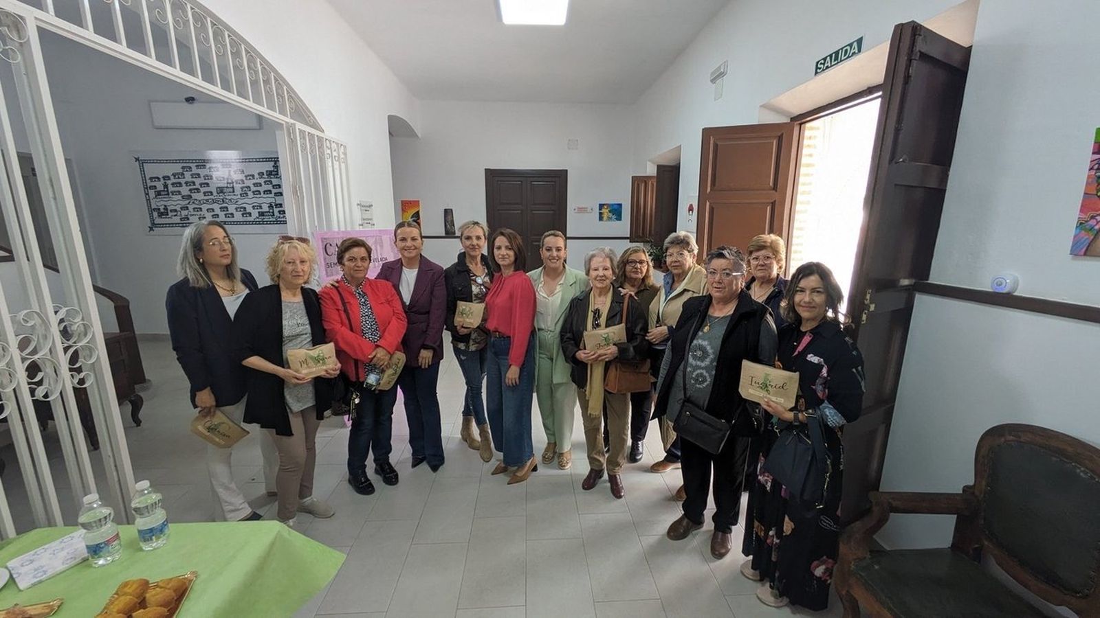 Foto de familia con las autoridades y participantes.