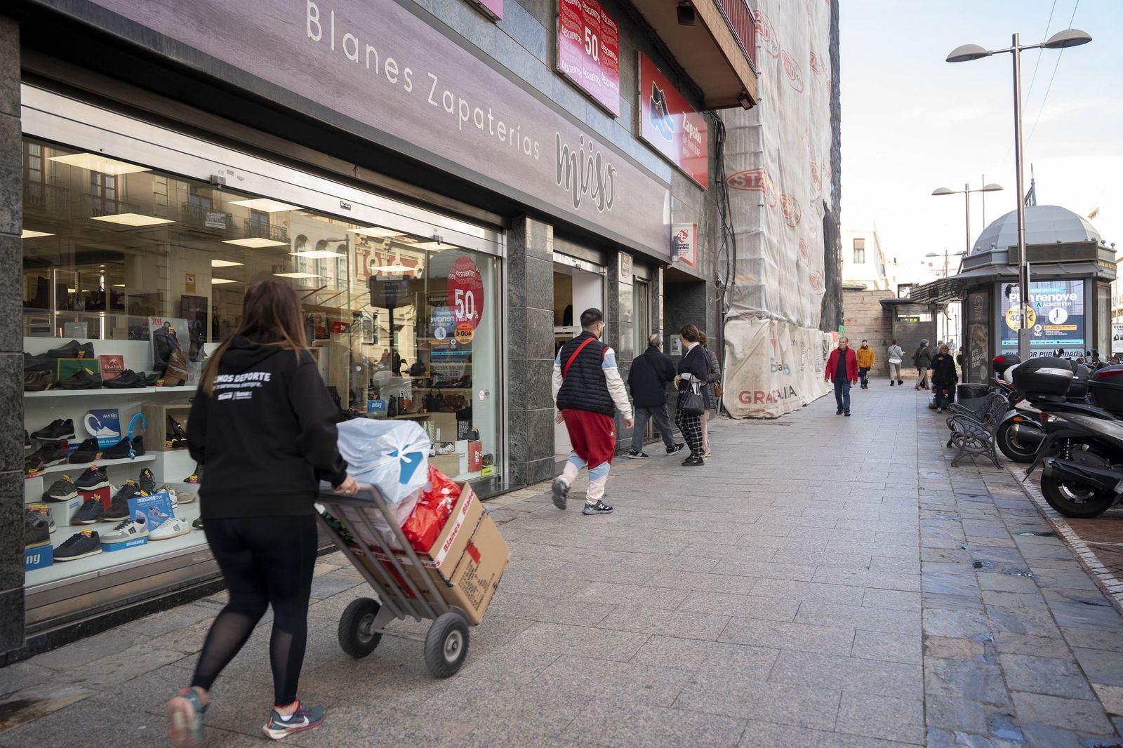 El comienzo de la campaña de rebajas en Almería, en imágenes