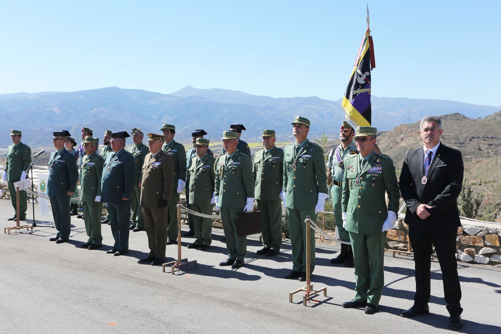 Zapadores de La Legión rinden honores a la nueva imagen de su Cristo protector
