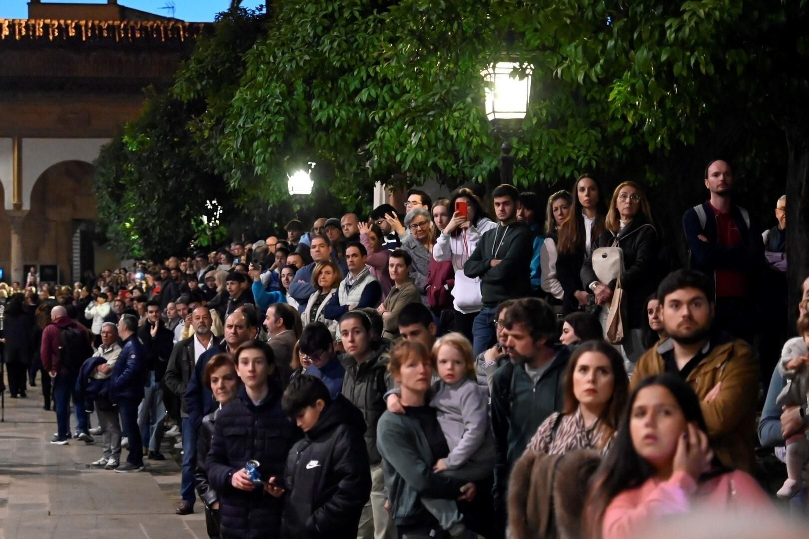 El Cristo de la Piedad preside el vía crucis de las cofradías, en imágenes