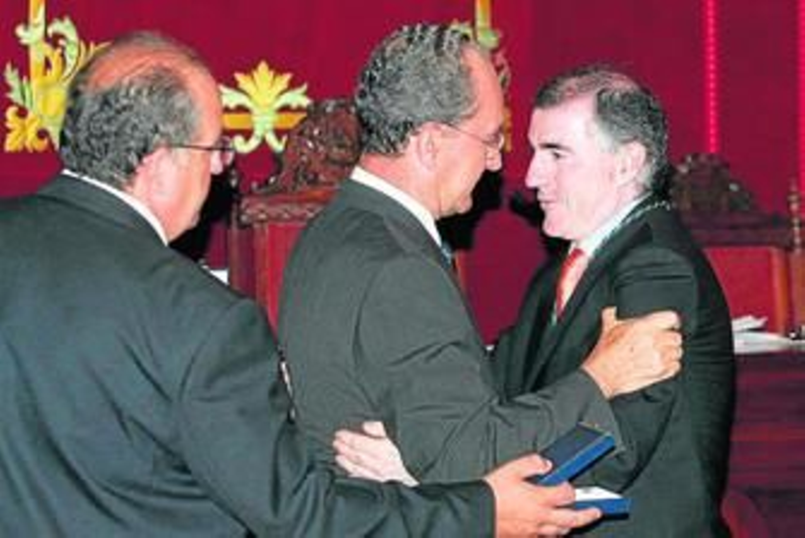 Francisco de la Torre abraza a Manuel Marmolejo, en el acto de investidura del equipo de gobierno del PP, en junio de 2007.