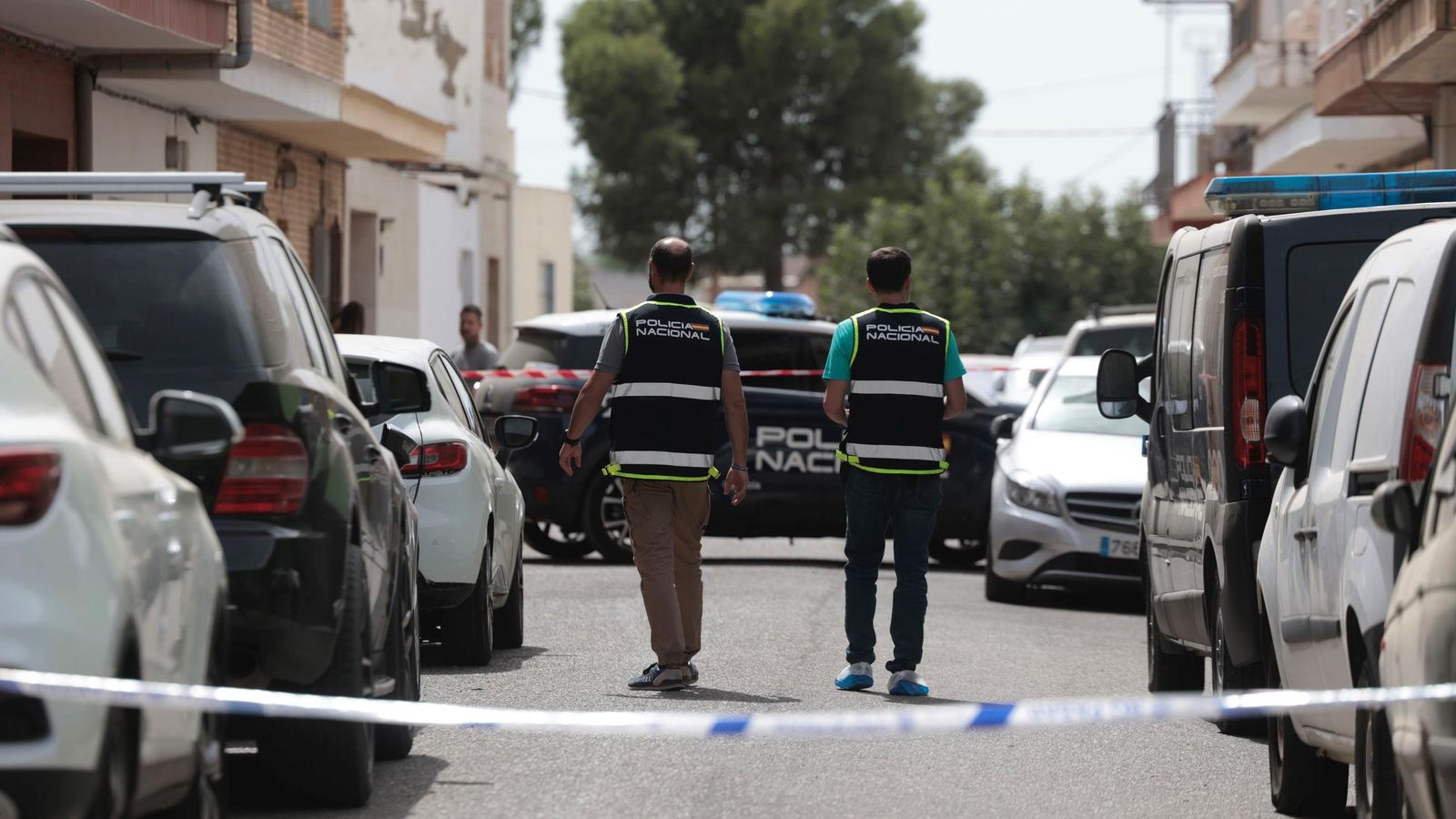 Policías nacionales en Valdezorras, donde un hombre mató a su novia el 7 de septiembre.