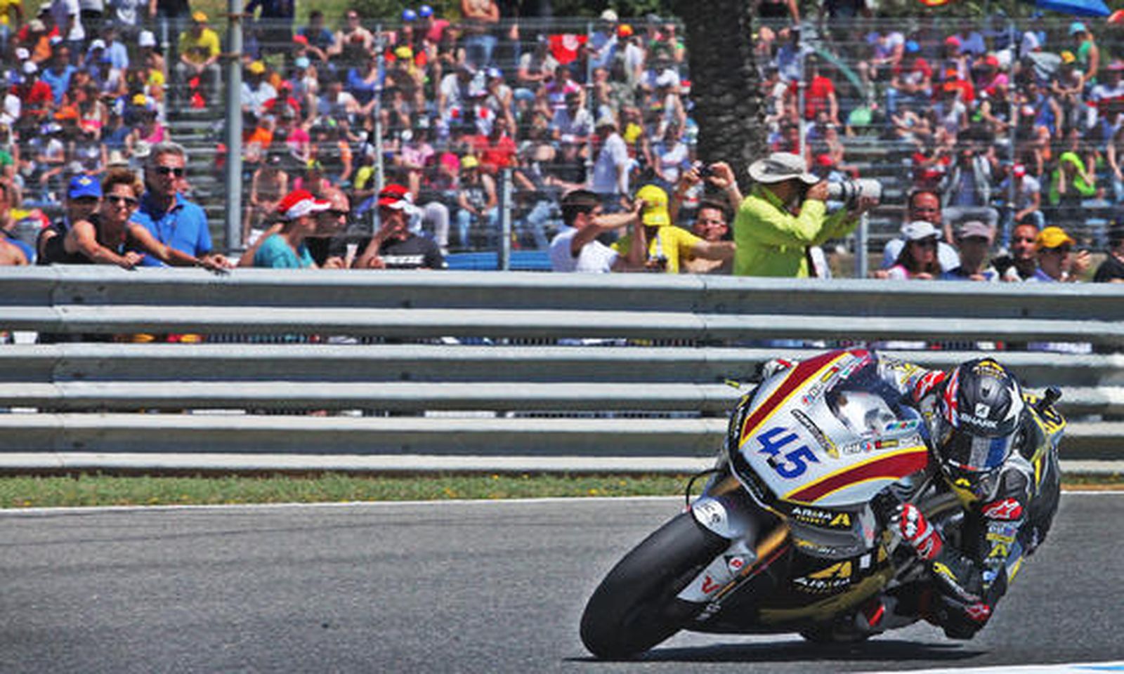 Scott Redding, trazando una curva de izquierdas. 

Foto: Vanesa Lobo