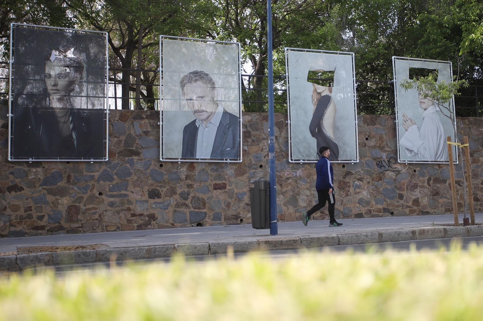 Imágenes  de los actos vandálicos en la exposición al aire libre de Jorge Fuembuena en la Avda Santa Marta