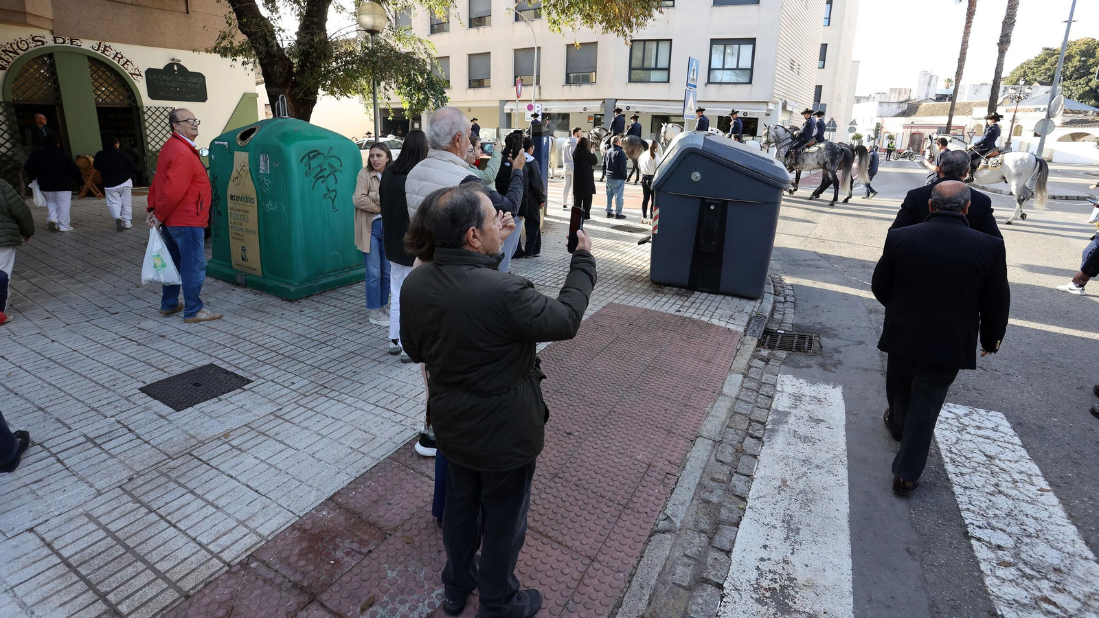 Imágenes de los caballos y jinetes de la Real Escuela hacia el funeral de Álvaro Domecq