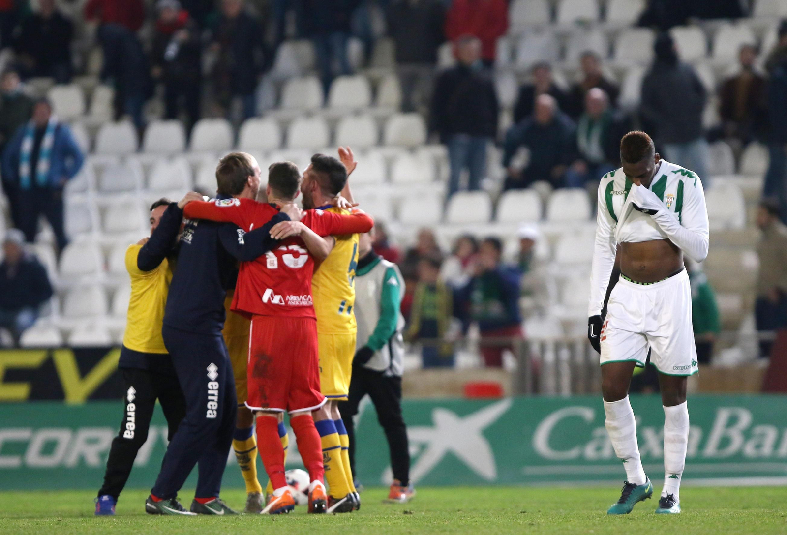Los jugadores del Alcorcón celebran su victoria copera de enero ante la decepción de Bijimine.