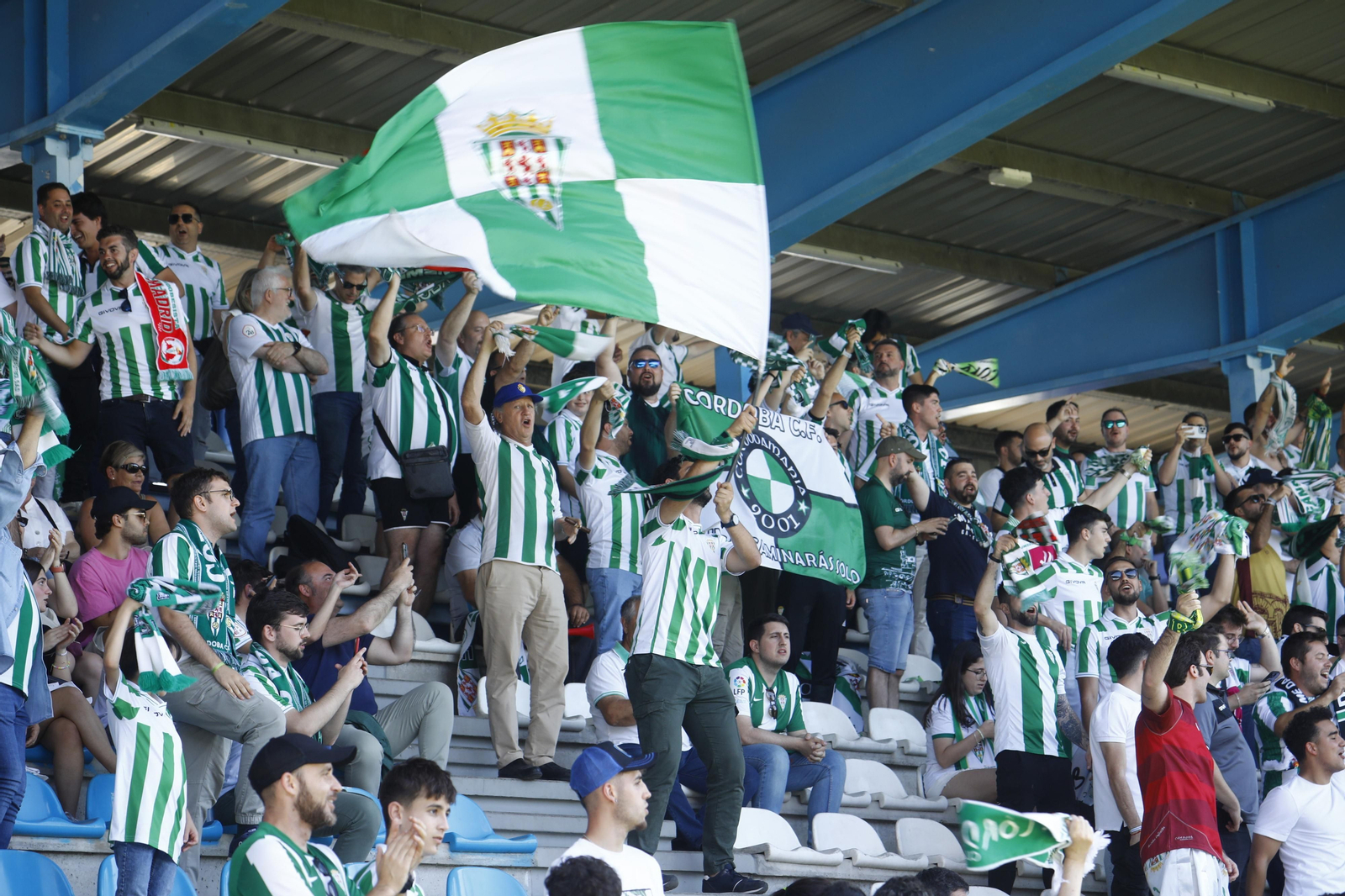Las mejores fotos de la afición del Córdoba CF en el partido ante la Ponferradina en El Toralín Las mejores fotos de la afición del Córdoba CF en el partido ante la Ponferradina en El Toralín