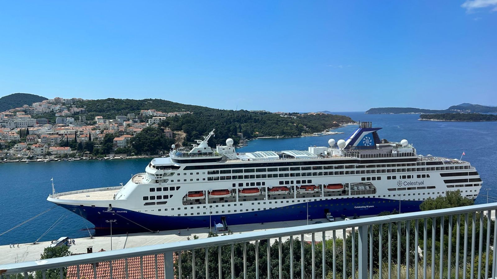 El Celestyal Journey, junto a la costa de Montenegro