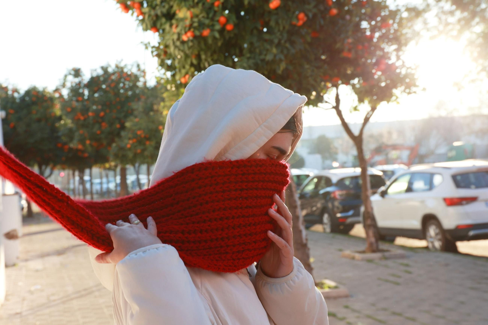 Una persona se protege del frío, en una imagen de archivo.