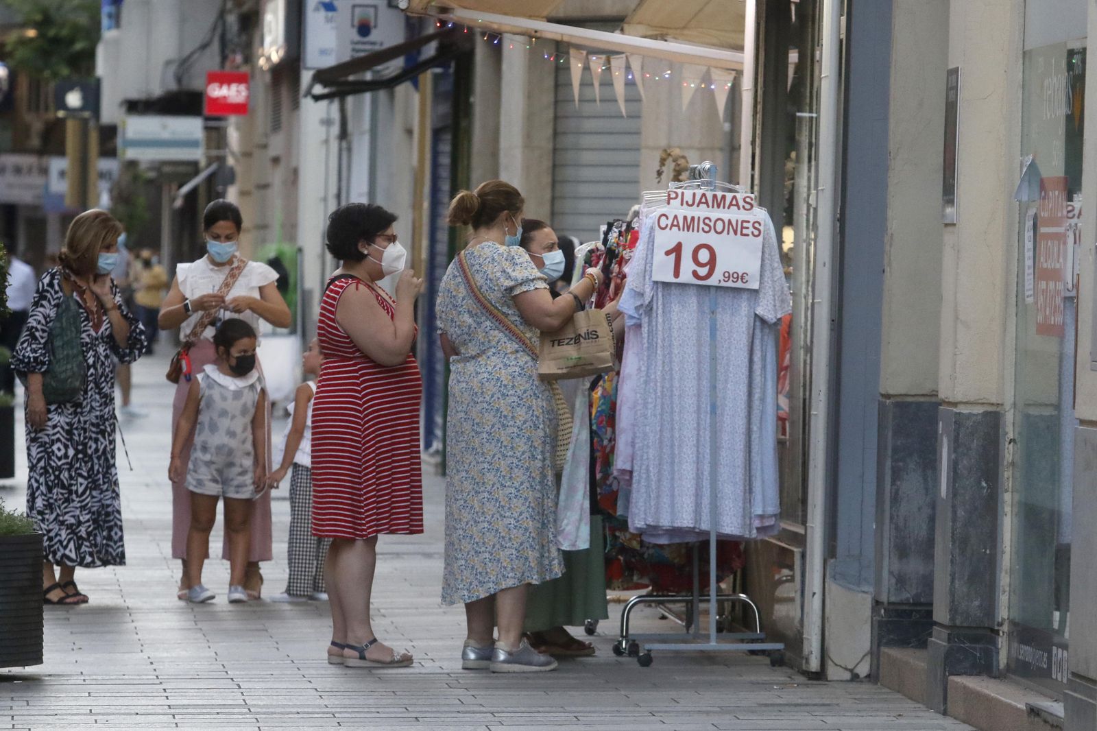 La "noche más larga" del comercio del Centro y la Judería de Córdoba, en fotografías