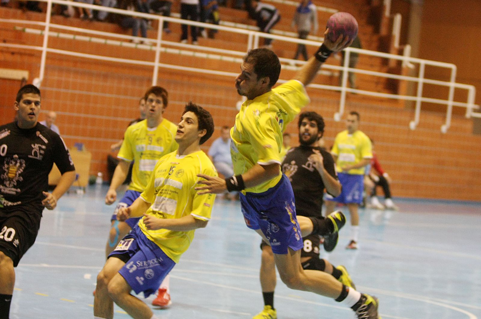 Un jugador del PAN Moguer se dispone a lanzar en una imagen de archivo.