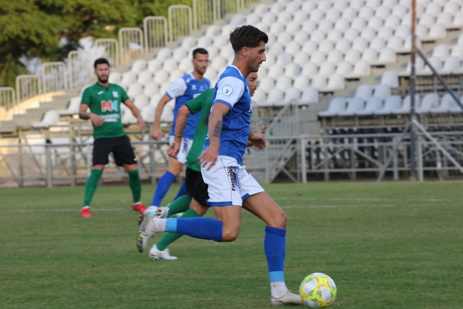 Goma conduce el balón en el amistoso contra el Jerez Industrial.