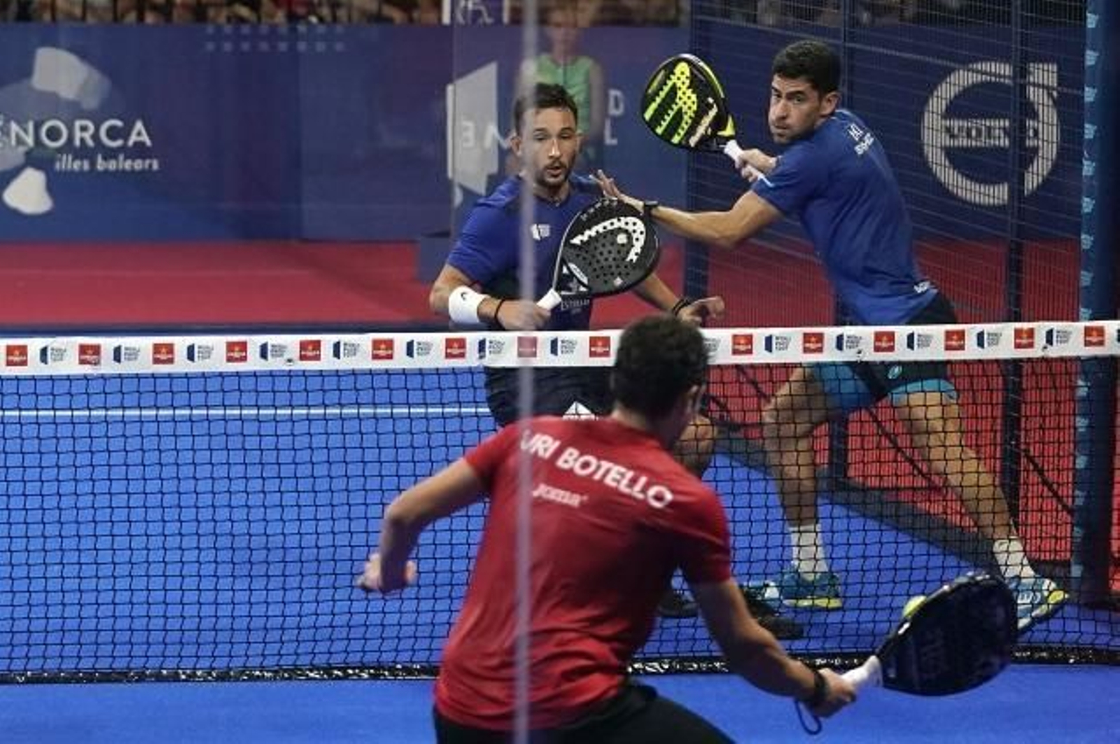 Sanyo Gutiérrez y Maxi Sánchez esperan una bola golpeada por Uri Botello.