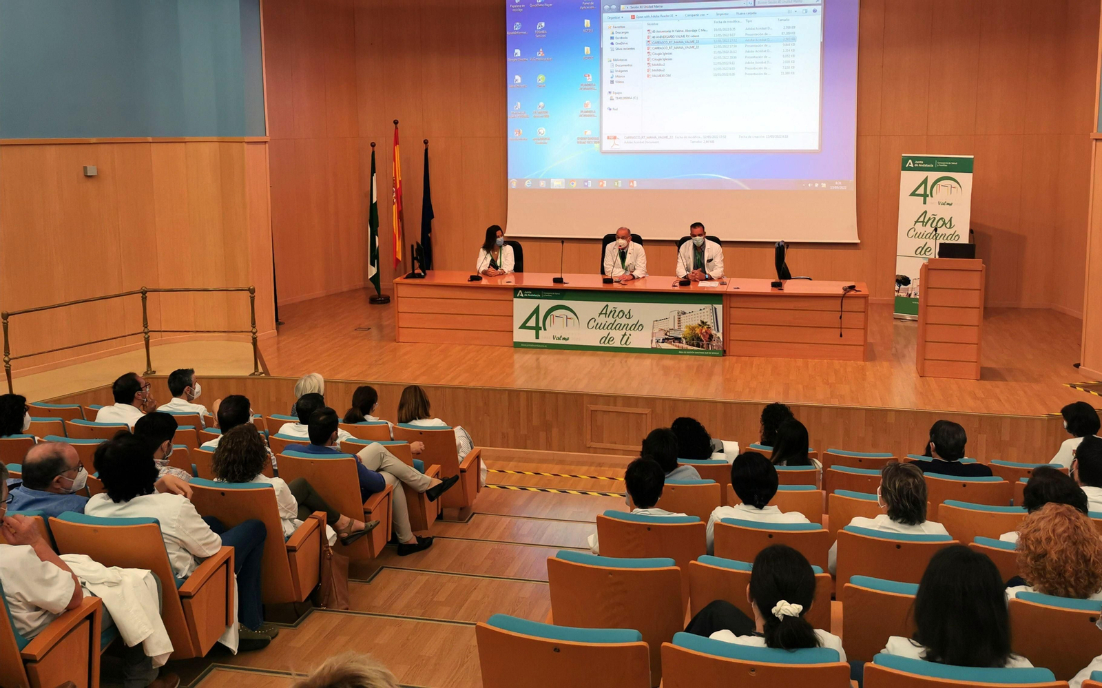 Presentación de la sesión científica en el salón de actos del Valme por el director gerente, Luís Martínez Hervás; la subdirectora gerente, Rocío del Castillo Hernández, y el director médico, José Antonio Sánchez Román.