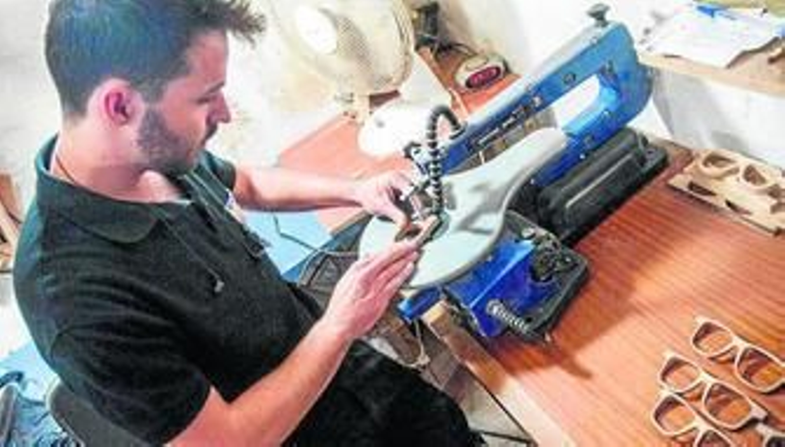 Jesús Pérez Muñoz, uno de los creadores de las gafas de madera, trabajando en su taller situado en la calle Merced. Jesús Pérez Muñoz, uno de los creadores de las gafas de madera, trabajando en su taller situado en la calle Merced.