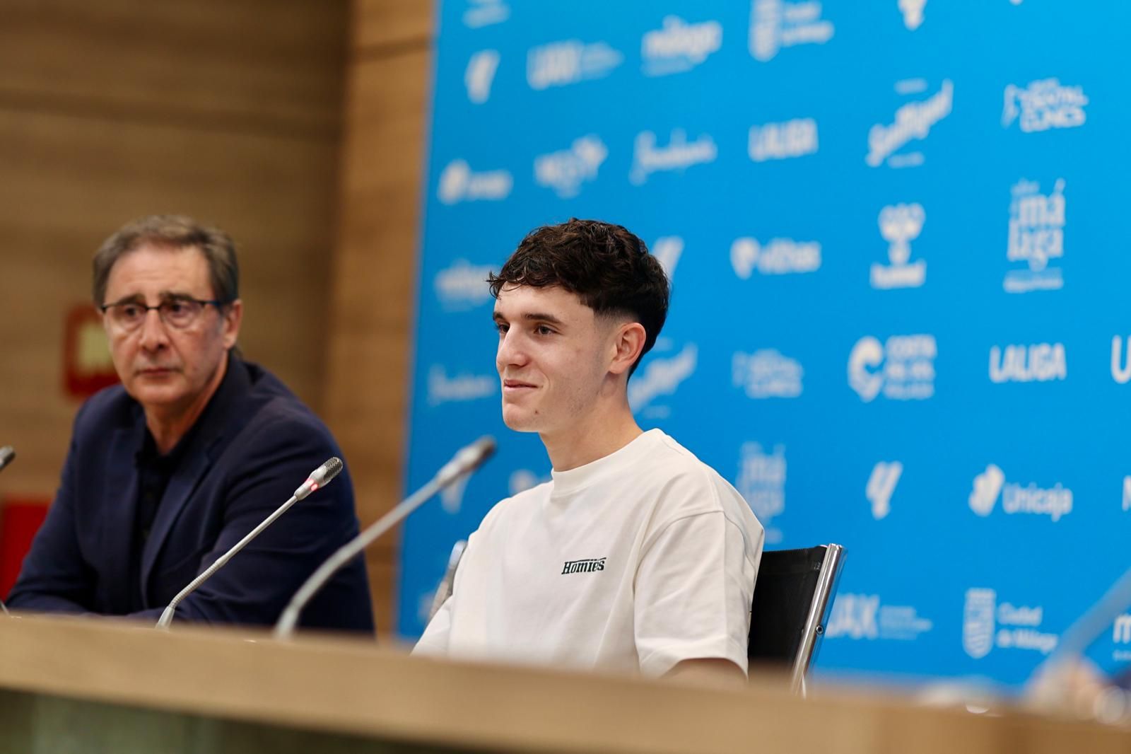 El acto de renovación de Aaron Ochoa, en fotos