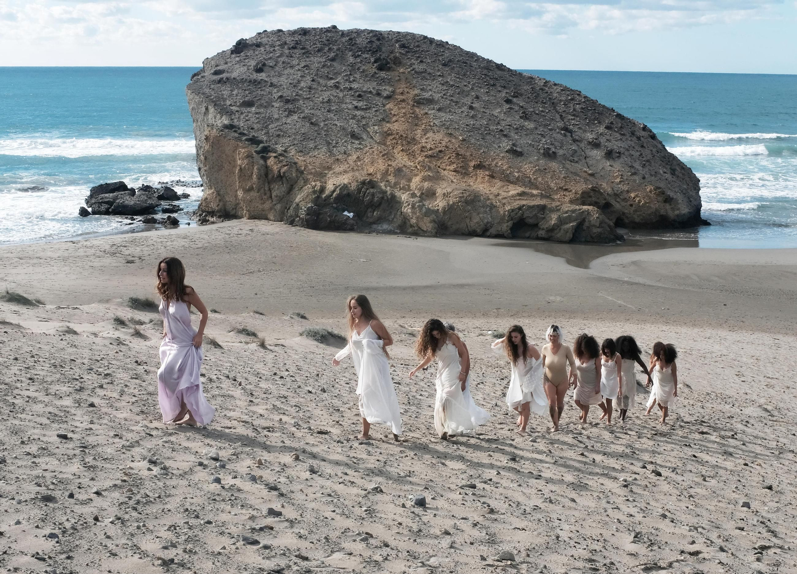 Varias actrices suben a la duna de Mónsul durante el rodaje de un videoclip. Varias actrices suben a la duna de Mónsul durante el rodaje de un videoclip.