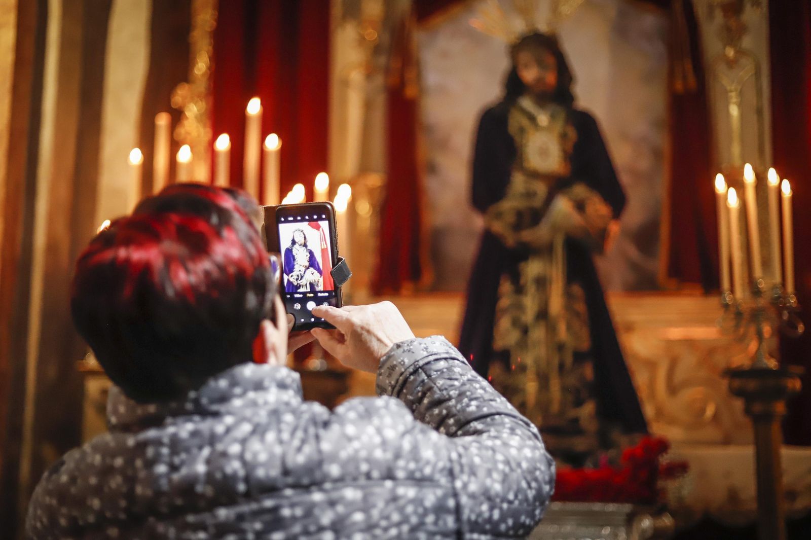 Besapiés a Jesús del Rescate en el primer viernes de Cuaresma