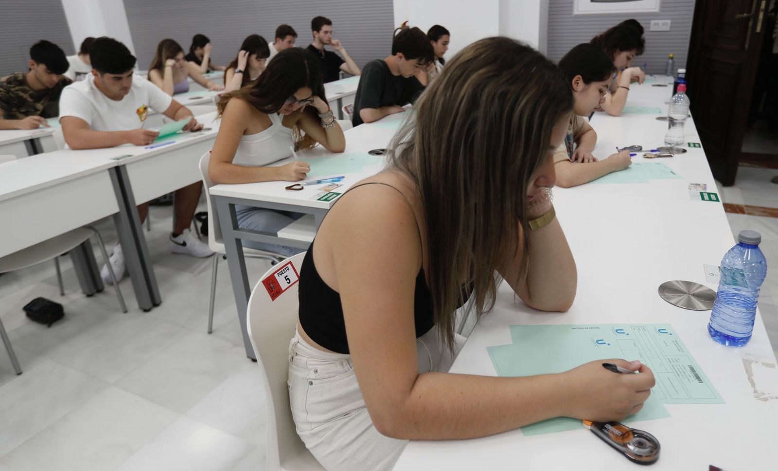 Un grupo de jóvenes haciendo uno de los exámenes de la antigua selectividad