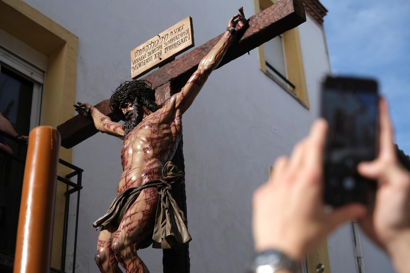 Martes Santo en Córdoba: la procesión de la Universitaria, en imágenes
