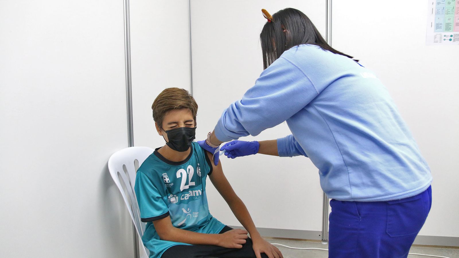 Un menor se pone la vacuna contra la Covid-19.