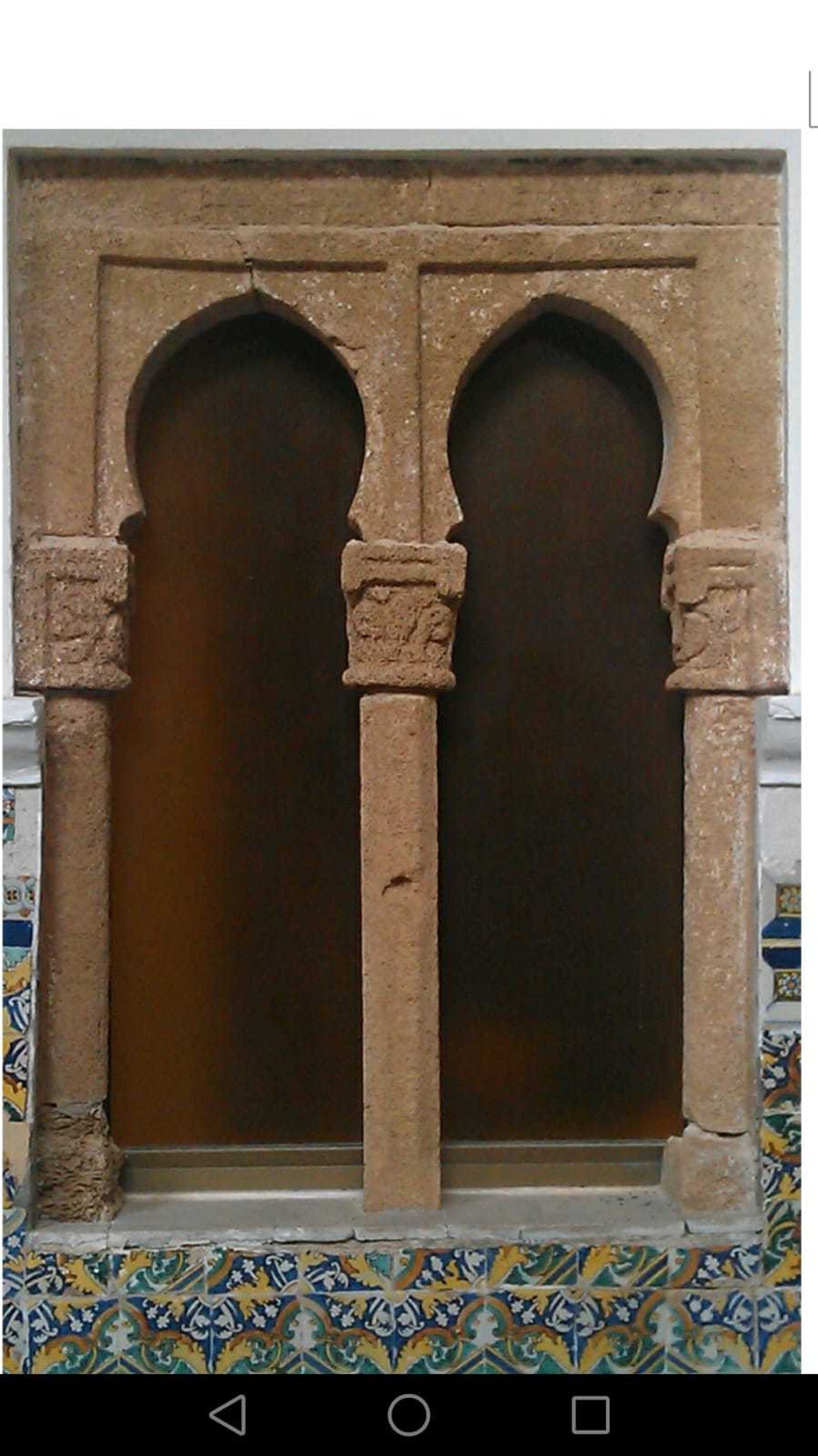 Imagen de la ventana de la planta superior del templo crucial en la investigación.