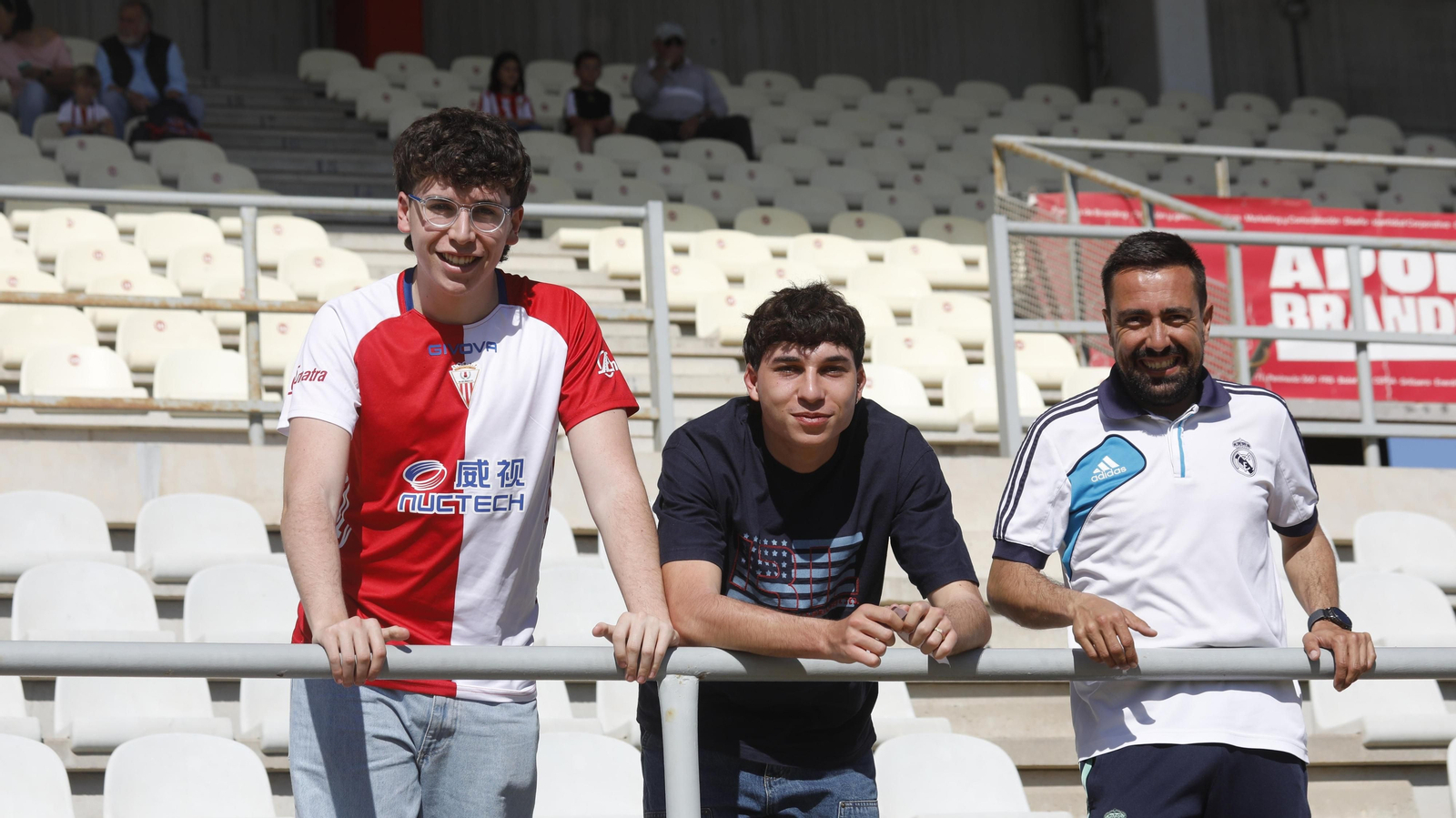 Fotos de la afición durante el Algeciras - Alcorcón en el Nuevo Mirador