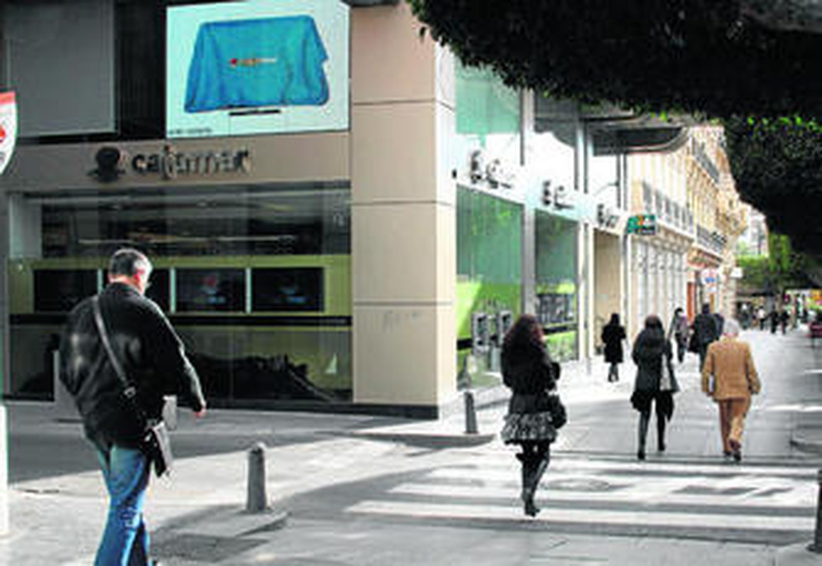 Una de las oficinas principales de Cajamar, ayer en el Paseo de la capital almeriense.