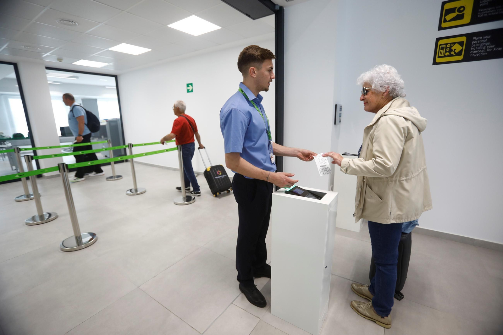 El aeropuerto de Córdoba recibe el primer vuelo de Binter desde Canarias, en imágenes