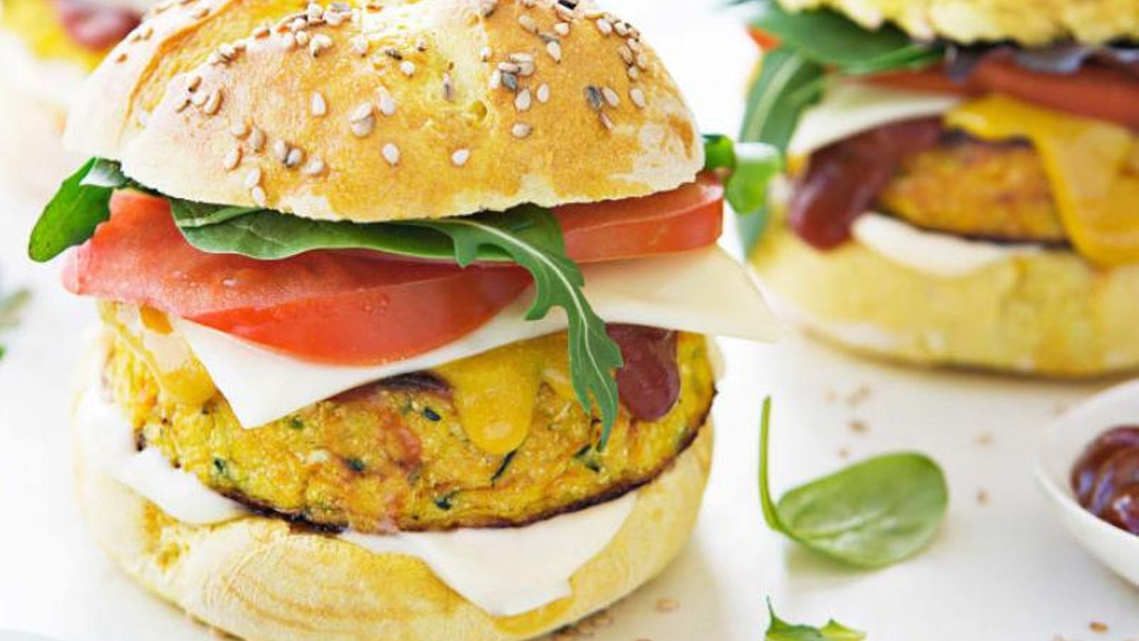 Hamburguesas de coliflor y calabaza con pan de cúrcuma
