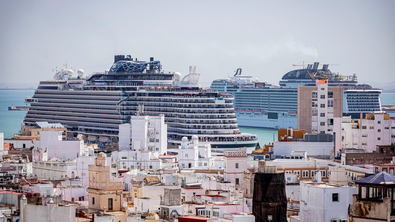 Espectacular imagen de dos cruceros atracados en el puerto de Cádiz, con la ciudad en un primer plano
