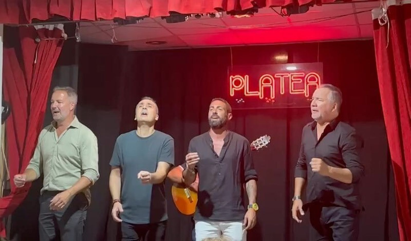 El Bizcocho cantando en su local, Platea