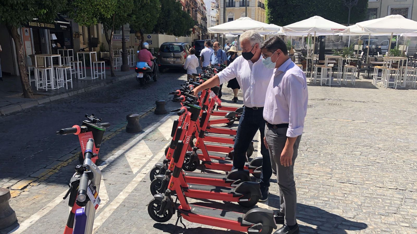 El portavoz de Cs Álvaro Pimentel observa los patinetes de alquiler junto al portavoz adjunto Miguel Ángel Aumesquet.